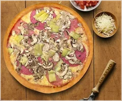 Ham, salami, champignons en artisjokken